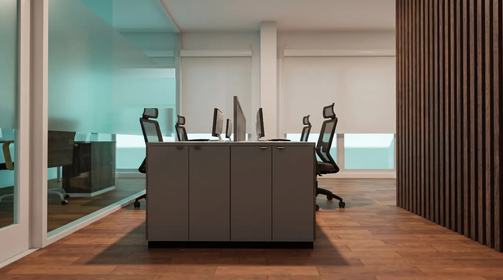 Open-space com postos de trabalho, divisórias de vidro e iluminação suspensa