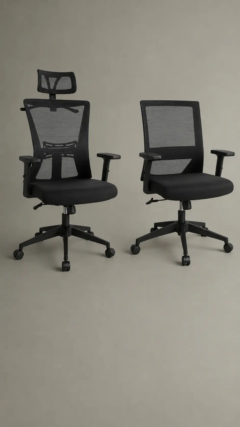 Duas cadeiras ergonómicas pretas, uma com apoio de cabeça, sobre fundo de pedra